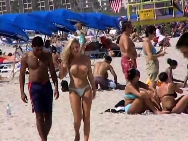 Beach Exhibitionist - Amateur Couple Enjoys Exhibitionist Public Beach Sex at Nuvid