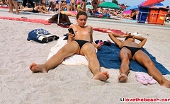 Amateur Hot Topless Bikini Girls Spied by Voyeur At Beach