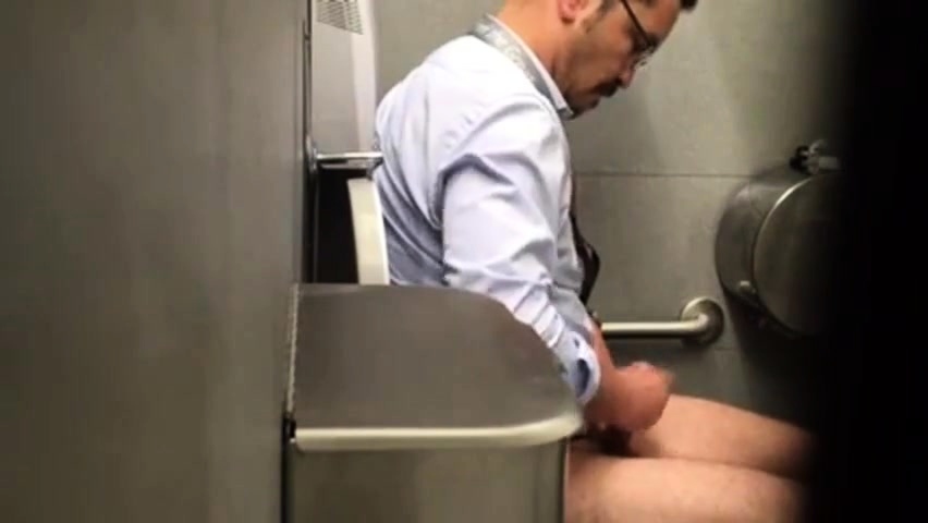 Str8 Spy Daddy In Public Toilet at Nuvid